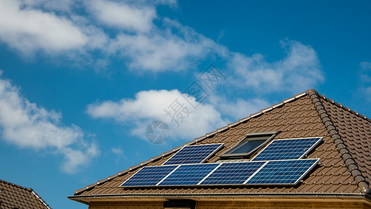新建房屋 在屋顶上安装太阳能电池板 以遮阳天空太阳控制板集电极房子住房生态光伏细胞能源力量背景