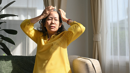 患有头痛 偏头痛或头晕症的不快中年妇女;保健和人的概念图片