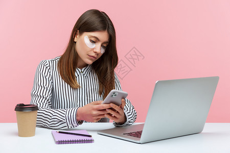 贴关税警察有情感的年轻女性 坐在办公室工作 有粉红色背景网站服务广告博主笔记本展示关税黑发互联网商业背景