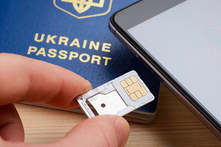 乌克兰护照使用护照的移动电话登记和身份识别SIM卡SIM卡手机托盘技术卡片硬件夹子尺寸操作员安装男人背景