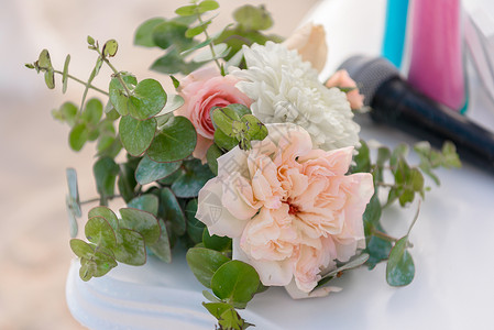 白色玻璃盘子婚礼拱门上白玫瑰和粉红玫瑰花的风景玫瑰椅子已婚玻璃花束蕾丝婚姻餐巾装饰风格背景