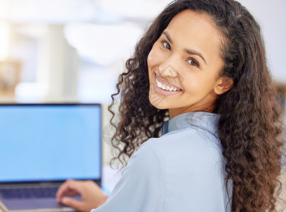 互联网是灵感的伟大源泉 一个年轻商业女商务人士在办公室用笔记本电脑工作的肖像背景图片