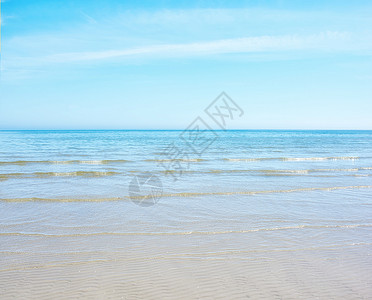 复制海滩上的空间 背景为地平线上的蓝天 平静的海浪沿着沙质海岸穿过空旷的海面 宁静祥和的风景 让您度过一个轻松而禅宗的暑假背景图片