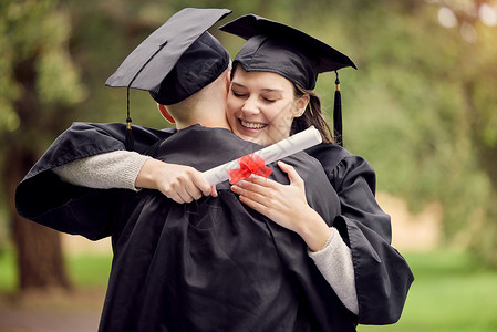 毕业不散场一位年轻女子在毕业日拥抱她朋友的一幕中被拍到的照片 该场比赛即将结束背景
