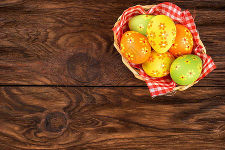 复活节鸡蛋在篮子里绿色假期毛巾小路剪裁塑料黄色花朵桌子背景图片