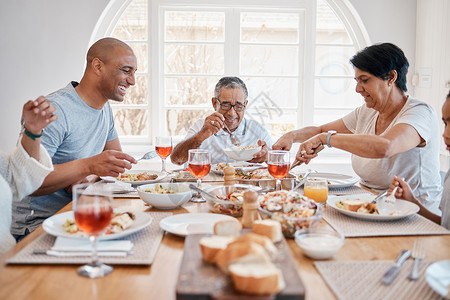 永远跟党跟家人在一起的时间永远不够 一起共进午餐的家庭被拍到的照片背景