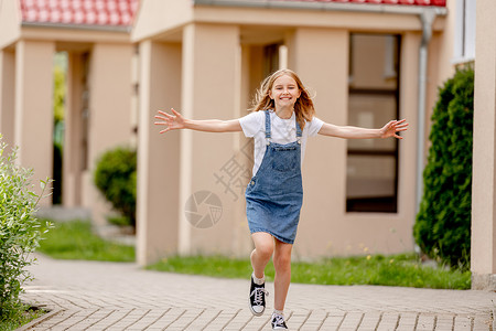 城里的少女晴天城市微笑街道青少年女性青春期童年女儿孩子图片