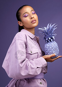 高端化妆品建模如果紫色是你的颜色 那么它就是你的颜色 一个美丽的年轻女子为紫色概念建模的工作室拍摄背景