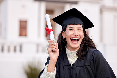 一位年轻女子的肖像 在毕业日持有她的文凭 (笑声)高清图片