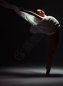 芭蕾舞是给我生命的源泉 一个有魅力的年轻芭蕾舞者独自在工作室跳舞背景图片