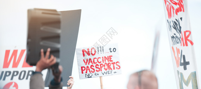 毒疫苗问题海报2021年10月2日 南非开普敦(Gape Town)的抗议群众举起标志并抗议Covid 19型疫苗背景