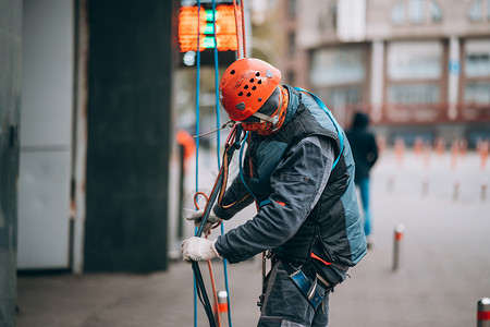 工人登山者准备在高度工作男人工业齿轮绳索职业细绳建造风险腰带安全图片