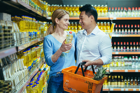 购物者已婚的年轻夫妇 一男一女 在超市选择产品背景