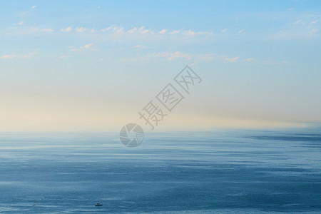 轻松升学历一片空荡荡的海洋 蓝天和复制空间 海滩的开阔海景背景与平静的水 风景秀丽的海面 平静的波纹和地平线上初升的朝阳背景