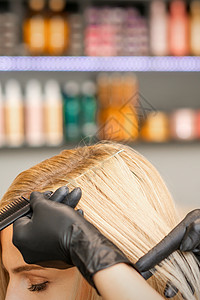 理发师的手梳女头发顾客理发职业发型女孩造型女士梳理喜悦染料图片