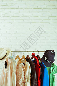 各种设计服装挂着的衣物外套收藏白色房间贮存衣架打扫女性架子纺织品图片