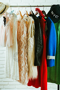 各种设计服装挂着的衣物房间女士外套架子打扫店铺衣服贮存衬衫纺织品图片