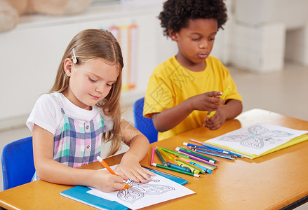 幼儿园是素材彩色是一个很好的静坐活动 学龄前学生在课堂上染色背景