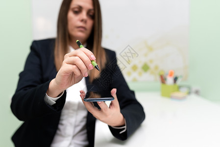商业妇女持有平板并用手指向重要信息 女性展示最新消息 执行部门显示迟到的成就 掌上电脑电话成功公司业务短信成人男人办公室互联网通背景