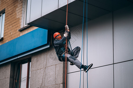 身着制服和头盔的工业攀登者建筑男人安装工人工作风险危险工具安全职业图片