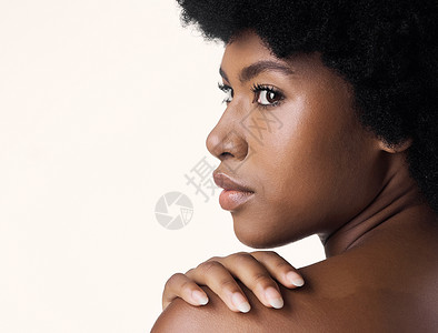 非洲种族演播室拍摄了一位年轻女性的镜头 她假扮成灰色背景背景