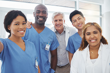 医院学科最佳实践是多学科方法 一群医生在医院自拍的肖像背景