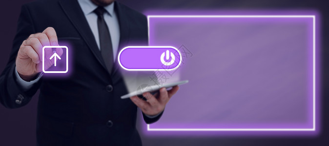 紫色商务背景商务人士在平板电脑上显示电源按钮 并在未来派设计中用笔指向上传 手上有笔和垫的人上传重要文件和数据背景