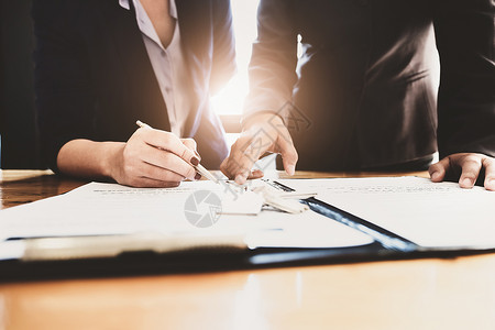 房地产经纪人给与客户签署合同的笔和文件协议 概念协议入口投资顾客保险交换金融公寓预算银行业审核背景
