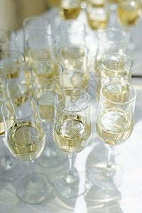 许多的璃杯酒吧里有很多葡萄酒杯和美味可口的香槟 或者白葡萄酒 酒精背景酒杯团体液体饮料旅游假期派对瓶子奢华纪念日背景