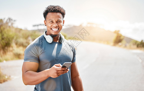 强身健体是健康的基础 一个年轻人站在外面用手机背景图片