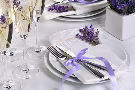普罗旺斯样式中的表格设置餐巾礼仪薰衣草派对装饰用餐婚礼桌子外貌午餐背景图片
