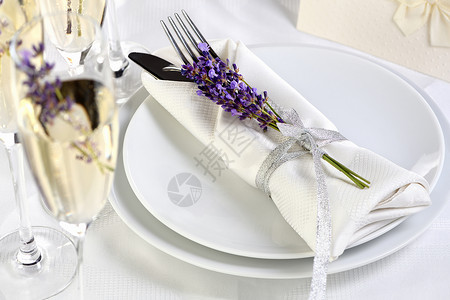 普罗旺斯样式中的表格设置造型师人员风格餐厅派对薰衣草午餐外貌紫色宴会背景图片
