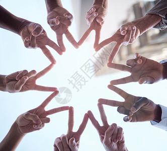 携手聚势共赢当人们聚在一起时 奇妙的事情就会发生 一群面目全非的商务人士携手合作背景