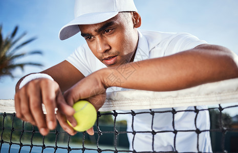 疲劳素材网一个英俊的年轻人 仰望网球网 却在练习后失望地看着他 (笑声)背景
