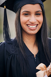 结束了她一生中最难忘的篇章之一 一位年轻女性在毕业日持有文凭的肖像 (笑声)背景图片