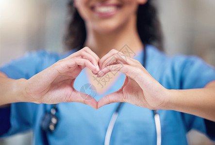 你做我猜让我们照顾你的健康 一个无法辨认的医生 用双手在医院做心脏手势 来表示心跳背景