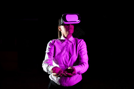 虚拟现实手套女经理在接受专业培训时戴着虚拟现实护目镜打手势 光线落在使用小工具和展示未来技术的女人身上娱乐休闲游戏微笑眼镜背景人手乐趣女性专背景