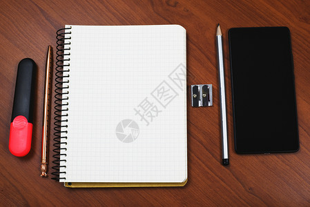 手机列表素材笔记本用手机在桌子上提供严谨信息技术创造力学习办公室学生电脑教育活页夹材料日记背景
