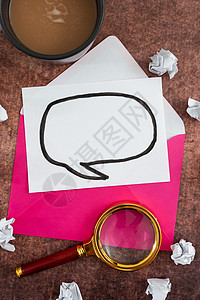 信封框信上写着“用信封 放大玻璃 咖啡杯和环绕着破烂的纸质 代表着关键的商业进步理念 “光彩照”背景
