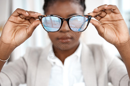 卖眼睛素材走到你所看到的最远 一个无法辨认的女人 在工作时拿着一副新眼镜背景