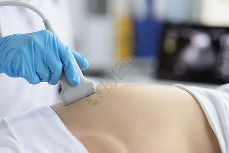 妇科医生对腹部进行超声波扫描 检查妇女婴儿的医生高清图片