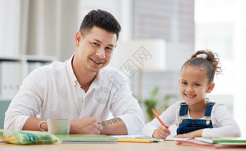 一位父亲和女儿她的未来和她的笑容一样明亮 一位年轻的父亲在家帮助女儿做家庭功课背景