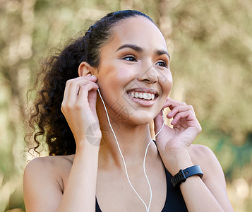 一个运动的年轻女子在户外锻炼时 听音乐 但她却被抽筋了图片