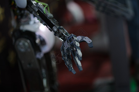 未来黑色机器人手臂在黑色背景上活力问候语智力工程金属手势按钮电子人电脑科学背景图片