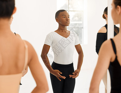 灵魂舞者舞蹈是灵魂的隐蔽语言 一群芭蕾舞者在舞蹈演播室练习日常活动背景