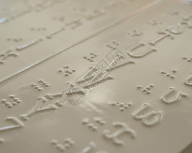 空白字母与英文字母的盲文解码器特写笔记教育墙纸语言英语帮助塑料代码浮雕学校背景