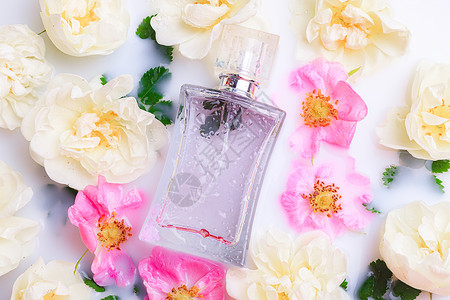 有花的香水瓶 香精的选择 美容 化妆品 一篇关于香水的文章芳香奢华女性产品魅力瓶子疗法玫瑰香气液体背景图片