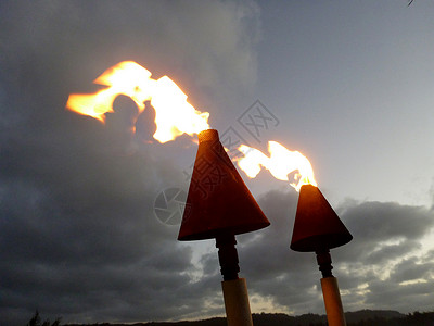 黄昏Tiki火炬燃烧的火焰图片