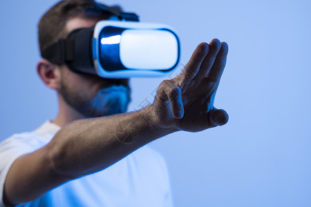 3-D眼镜欧洲男子在光线中的VR玻璃中 现代装置和技术的概念 VR AR MR XR-未来技术背景