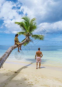 皇家棕榈马赫塞舌尔岛 热带海滩 有棕榈树 夫妇男女在塞舌尔度假夫妻旅行海浪蜜月男人椰子女士异国海岸假期背景